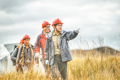 潘彤（右一）與同事在柴達木盆地北緣找礦（資料圖片）。