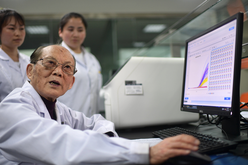 2021年6月17日，吳天一（前）在青海西寧的實(shí)驗(yàn)室內(nèi)和學(xué)生討論。