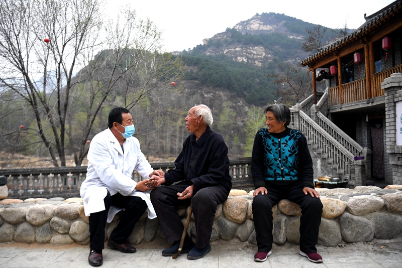 2020年4月15日，在河北阜平縣龍泉關(guān)鎮(zhèn)駱駝灣村，村醫(yī)霍建國為村民把脈。