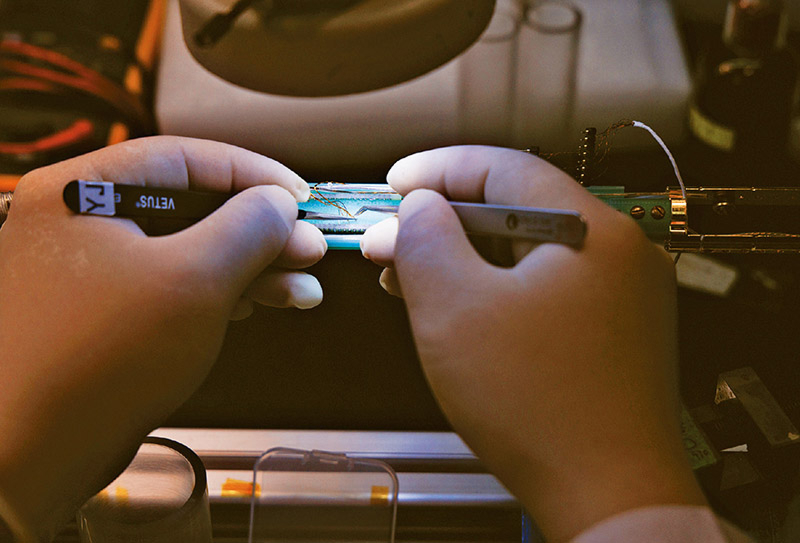 我國科研團(tuán)隊(duì)依托國家重大科技基礎(chǔ)設(shè)施——綜合極端條件實(shí)驗(yàn)裝置，成功研制出中心磁場強(qiáng)度達(dá)35.6特斯拉的全超導(dǎo)用戶磁體，相當(dāng)于地磁場的70多萬倍，刷新了全超導(dǎo)用戶磁體的現(xiàn)有紀(jì)錄。圖為2026年1月26日，在位于北京懷柔的中國科學(xué)院物理研究所綜合極端條件實(shí)驗(yàn)裝置極低溫強(qiáng)磁場量子振蕩實(shí)驗(yàn)站，科研人員準(zhǔn)備實(shí)驗(yàn)測量桿。